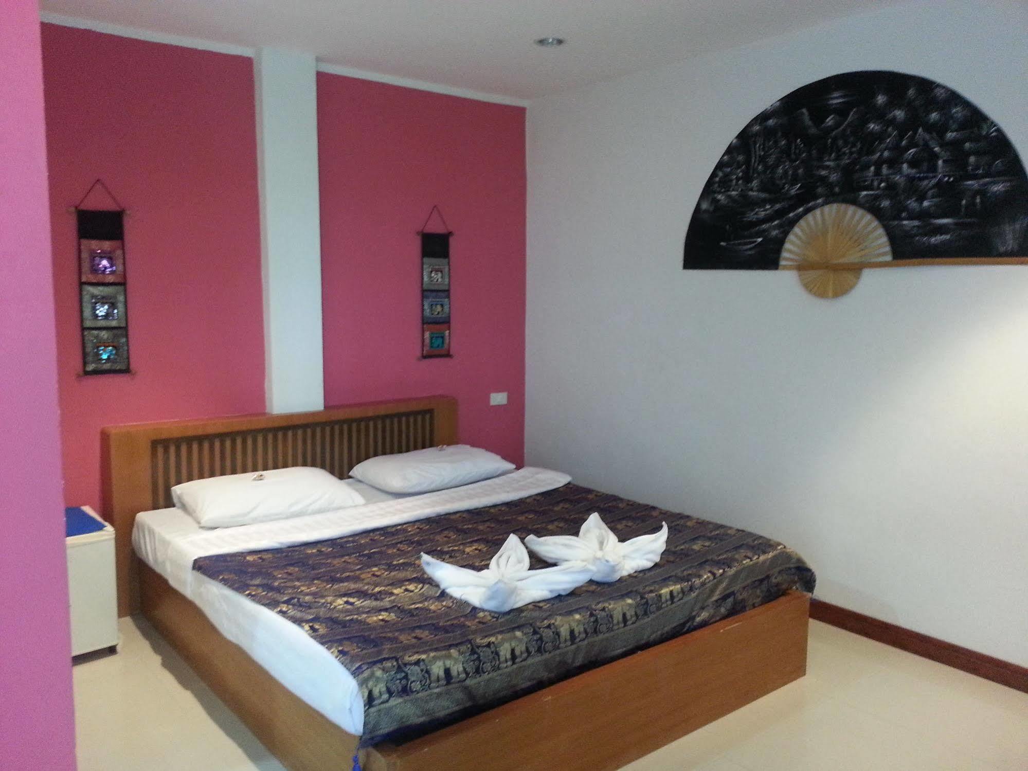 Dreams Guesthouse & Hostel Patong Exterior foto